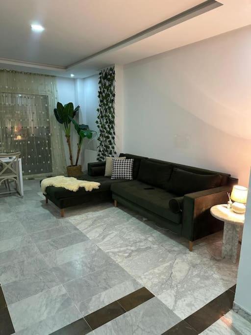 Standing Apartment *